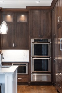 Utah kitchen with dark cabinetry and a white ceiling